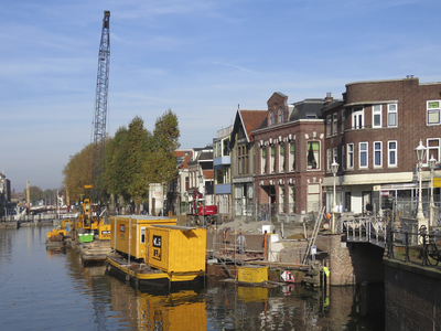 907377 Gezicht op de reconstructie van de kademuur aan het begin van de Bemuurde Weerd O.Z. te Utrecht, van bij de ...